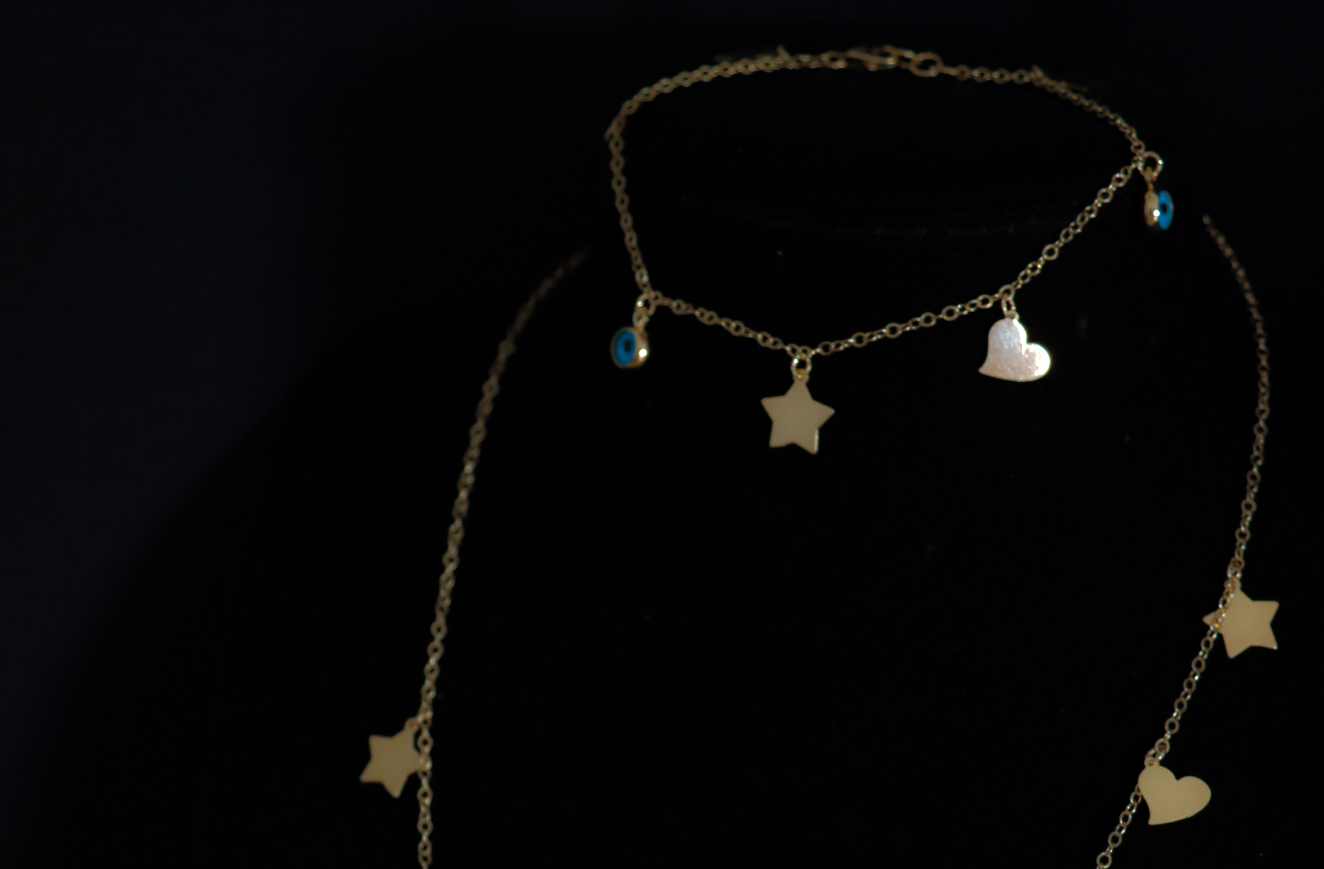decorated gold necklace and bracelet (18K)